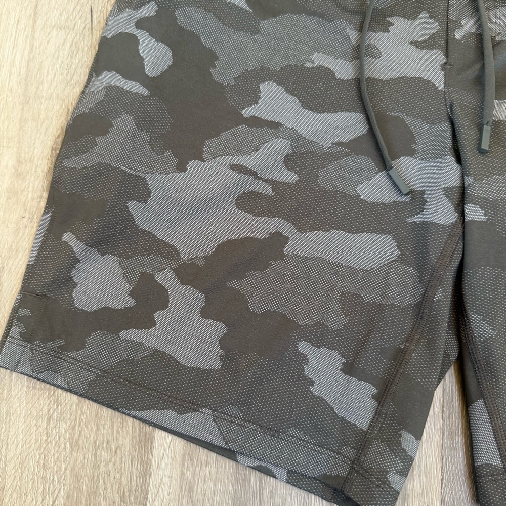 Lululemon T.H.E. Short Linerless 9" Camo - Picture 6 of 11